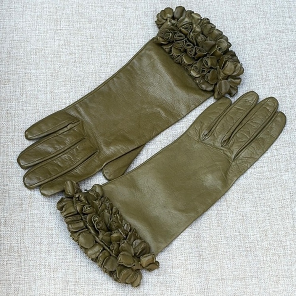 Leather gloves seize M